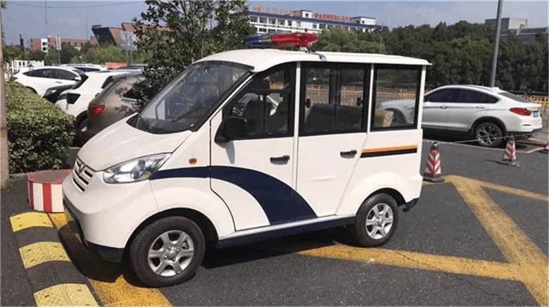 五菱电动巡逻车