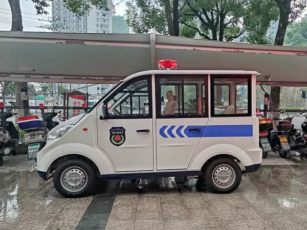 全封闭四轮电动车