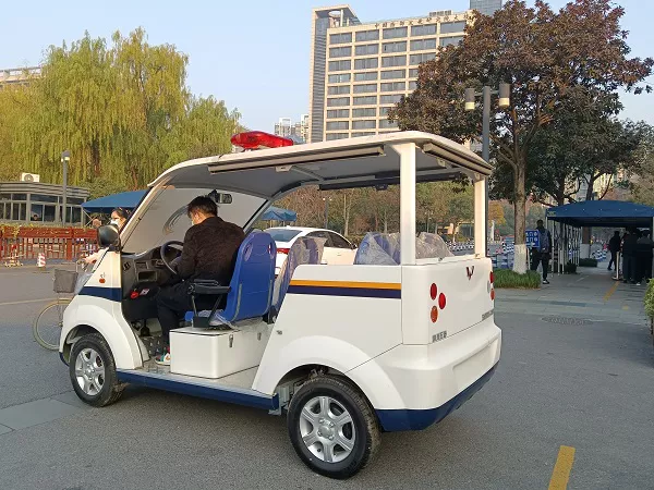 四轮巡逻车