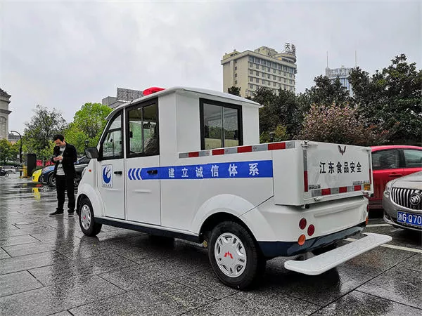 封闭巡逻车