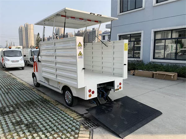 封闭电动环卫车