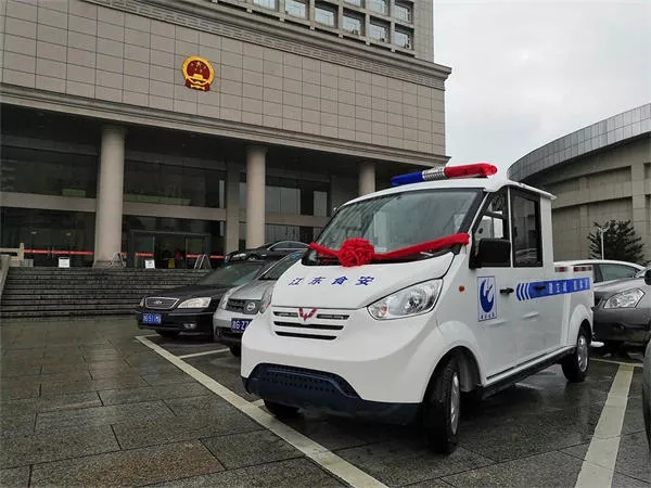 封闭巡逻车