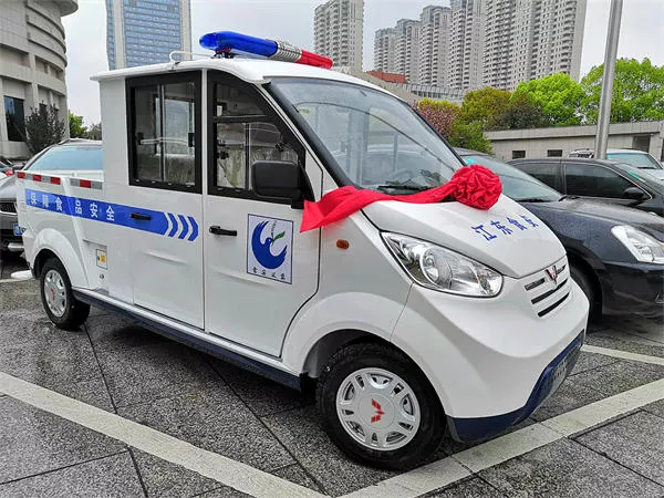 封闭巡逻车